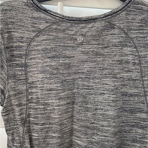Lulelemon top 
Size Medium